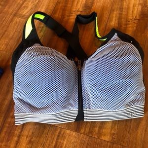 Victoria’s Secret knockout sports bra 32DDD
